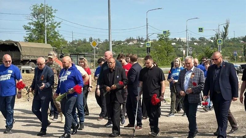 Команда Молодой Гвардии Единой России почтила память героев Мариуполя и дала старт Месяцу добрых дел Команда Молодой Гвардии Единой России почтила память героев Мариуполя и дала старт Месяцу добрых дел
