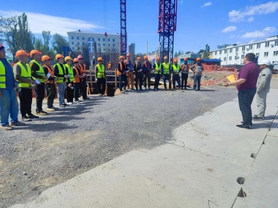 В Мариуполе продолжают проводить встречи с трудовыми мигрантами на стройках