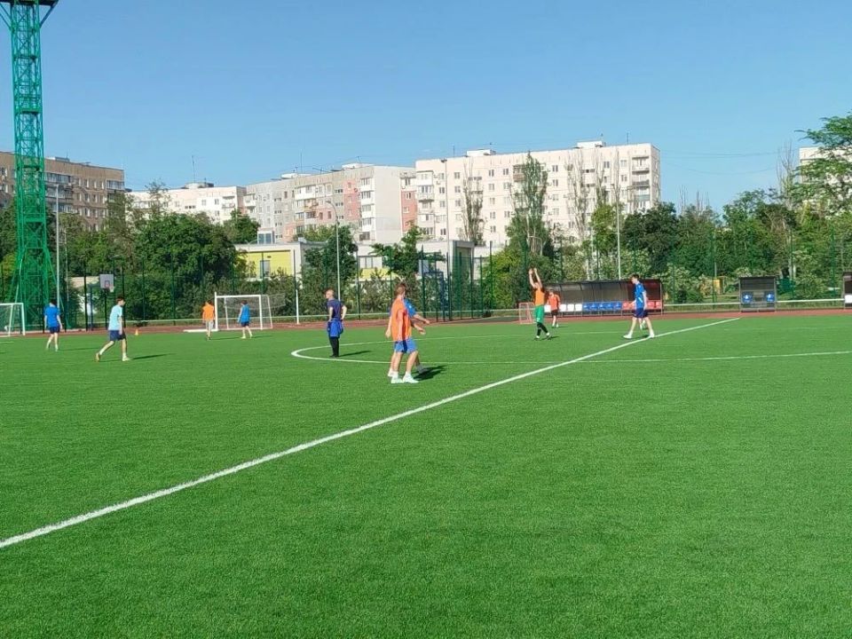 Ко дню освобождения Мариуполя для детей и молодежи провели «Праздник мяча» Ко дню освобождения Мариуполя для детей и молодежи провели «Праздник мяча»