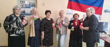 Для мариупольцев «серебряного возраста» организовали мастер-класс по изготовлению матрешек