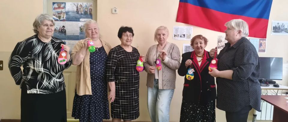 Для мариупольцев «серебряного возраста» организовали мастер-класс по изготовлению матрешек