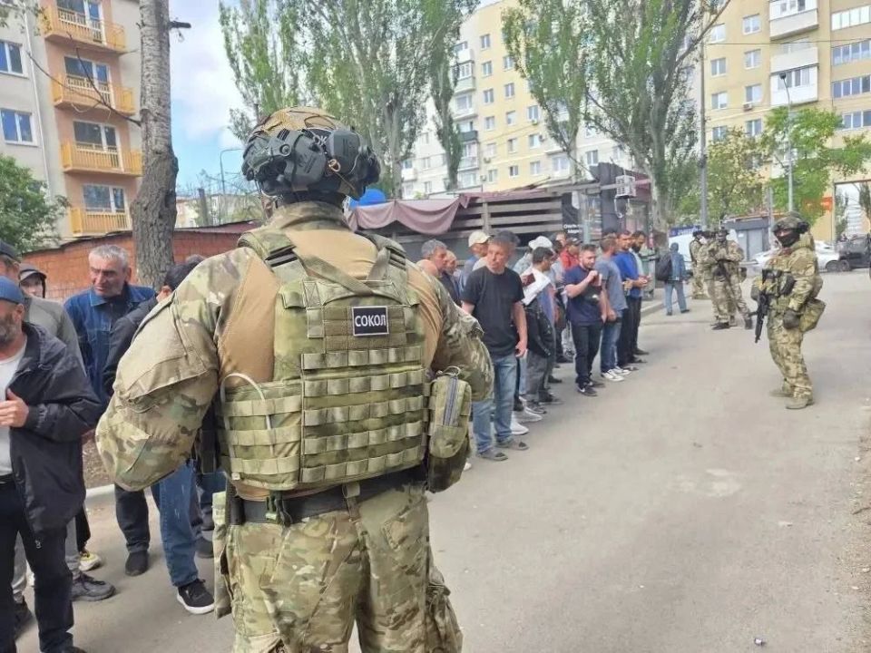 Полицейские контролируют соблюдение законодательства в сфере миграции Полицейские контролируют соблюдение законодательства в сфере миграции