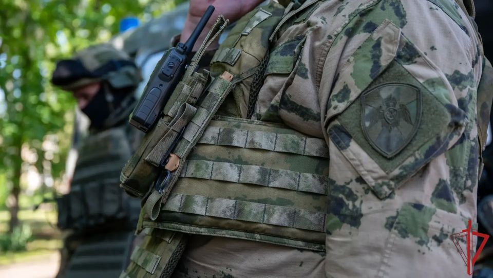 В ДНР спецназ Росгвардии проверил школьные территории накануне последнего звонка