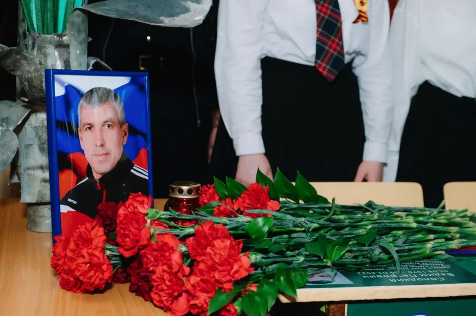 В донецких школах №№ 125 и 126 вместе открыты парты Героев В донецких школах №№ 125 и 126 вместе открыты парты Героев
