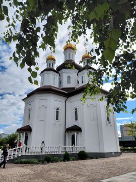 Праздничное богослужение в Свято-Владимирском храме Мариуполя в честь Святой Троицы