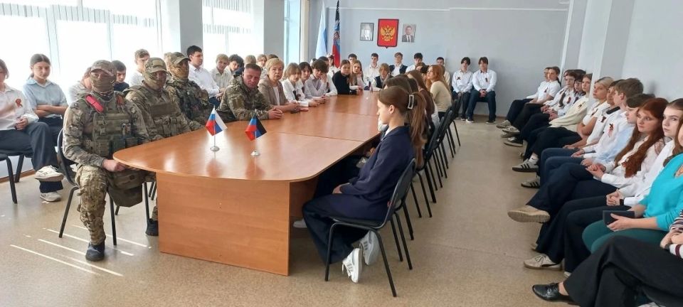 В новых регионах России офицеры военных следственных органов продолжают проводить уроки мужества для молодого поколения В новых регионах России офицеры военных следственных органов продолжают проводить уроки мужества для молодого поколения