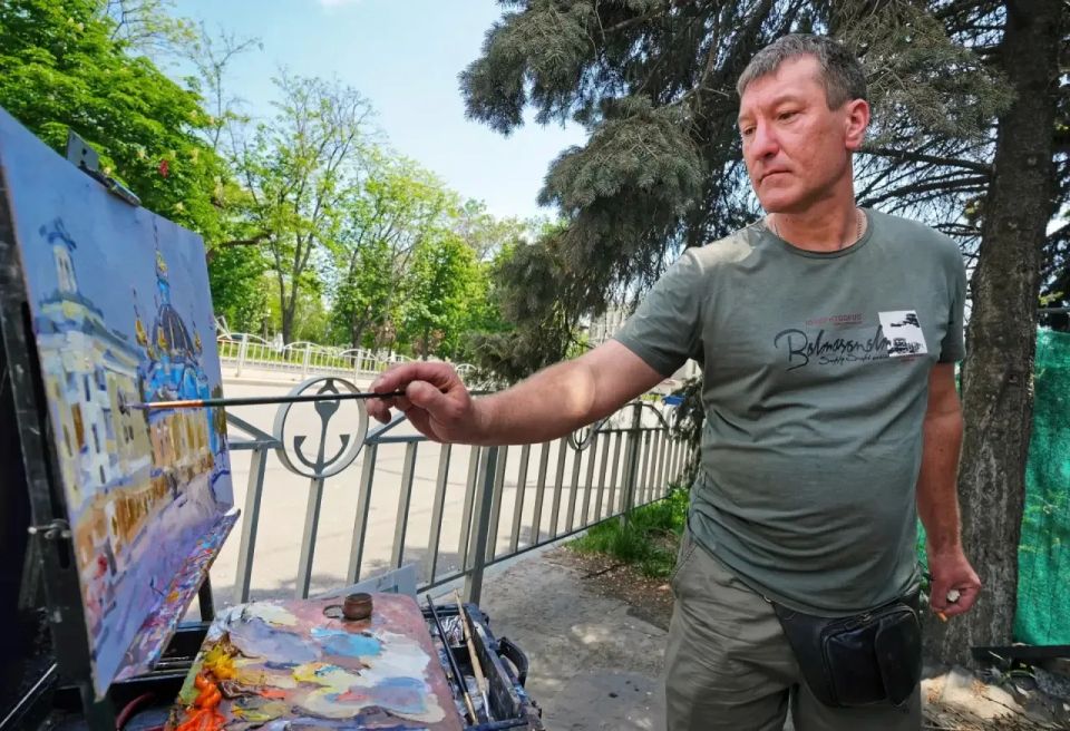 «Сохранить образ нашей святой Родины»: В Донбассе работает военный художник Василий Куракса «Сохранить образ нашей святой Родины»: В Донбассе работает военный художник Василий Куракса