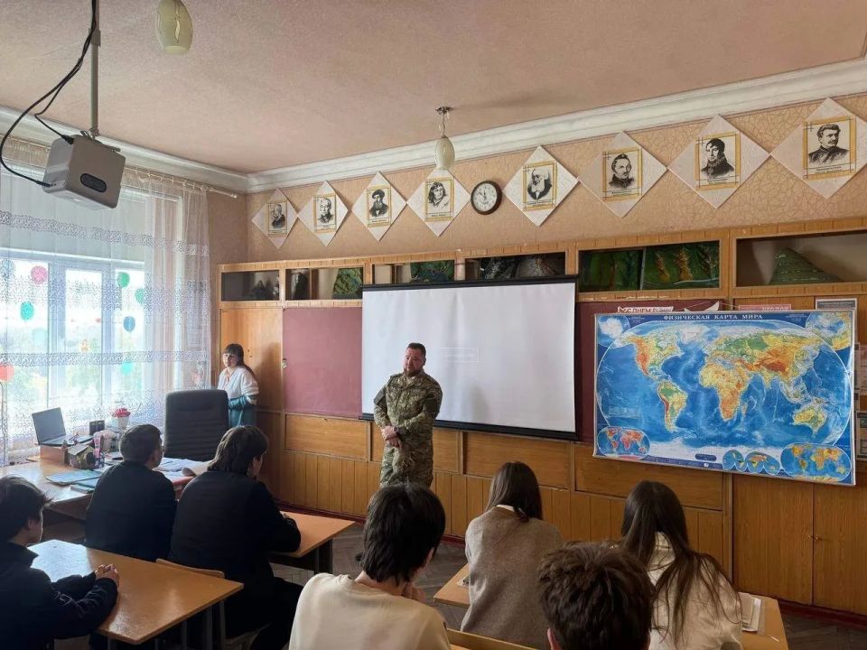 В новых регионах России офицеры военных следственных органов продолжают проводить уроки мужества для молодого поколения В новых регионах России офицеры военных следственных органов продолжают проводить уроки мужества для молодого поколения