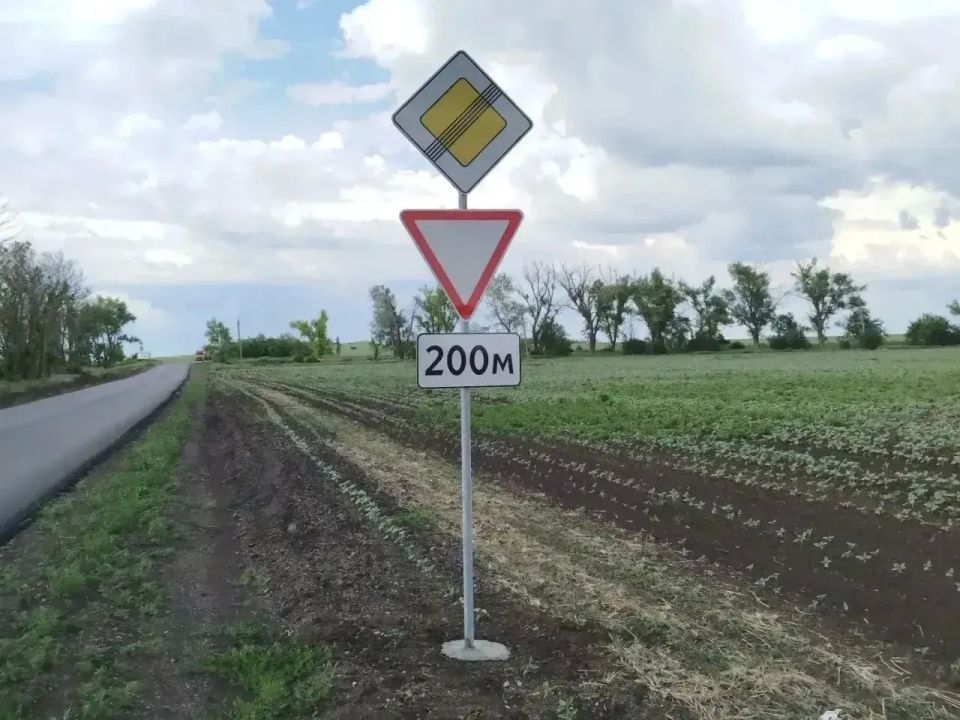 #СОДЕРЖАНИЕ_СВОД за сутки. Рассказываем, какие работы выполнили за минувшие сутки на дорогах общего пользования в рамках содержания: установили новые дорожные знаки на автомобильных дорогах: #СОДЕРЖАНИЕ_СВОД за сутки. Рассказываем, какие работы выполнили за минувшие сутки на дорогах общего пользования в рамках содержания: установили новые дорожные знаки на автомобильных дорогах: