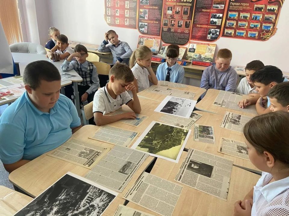 Руководитель музейной комнаты "Боевой славы" организовала интерактивное занятие на тему: «История России в Великих Святых».Участники погрузились в историю святых, их роль в становлении российской культуры и вере Руководитель музейной комнаты "Боевой славы" организовала интерактивное занятие на тему: «История России в Великих Святых».Участники погрузились в историю святых, их роль в становлении российской культуры и вере