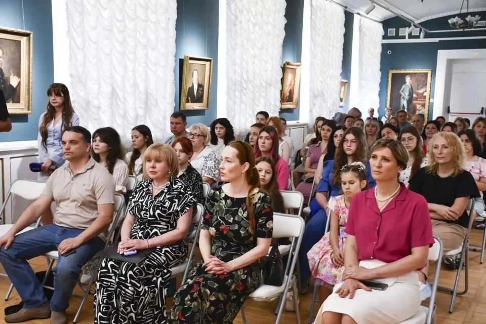 ТОРЖЕСТВЕННОЕ ПОДВЕДЕНИЕ ИТОГОВ КОНКУРСА «РУССКАЯ ВЕСНА В КРАСКАХ» В ДРХМ ТОРЖЕСТВЕННОЕ ПОДВЕДЕНИЕ ИТОГОВ КОНКУРСА «РУССКАЯ ВЕСНА В КРАСКАХ» В ДРХМ