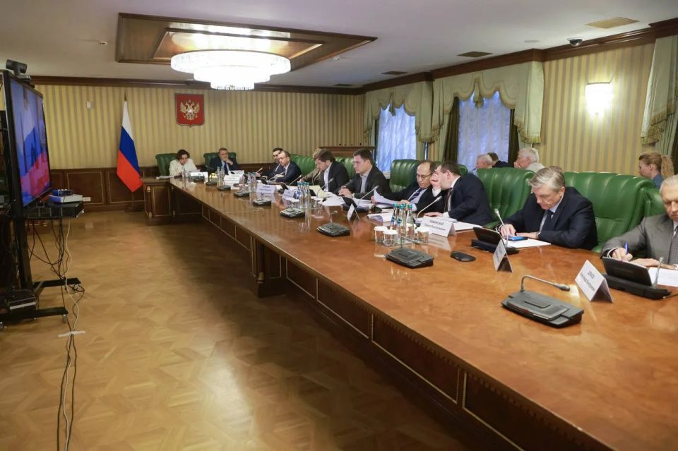 Александр Новак провел совещание по ситуации на рынке топлива Александр Новак провел совещание по ситуации на рынке топлива