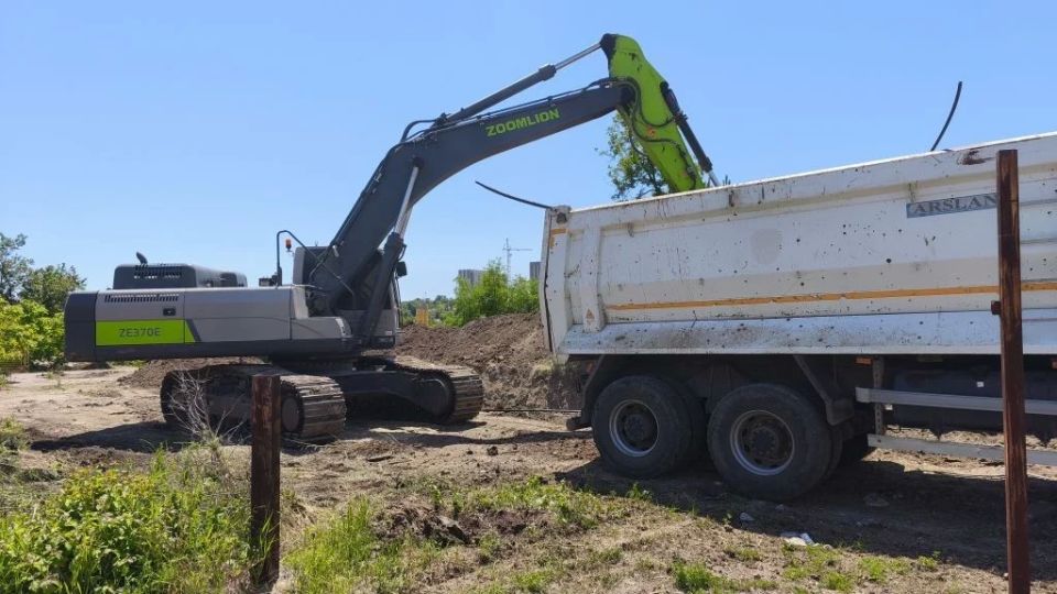 Ремонт коллектора по проспекту Металлургов в Мариуполе близится к завершению Ремонт коллектора по проспекту Металлургов в Мариуполе близится к завершению
