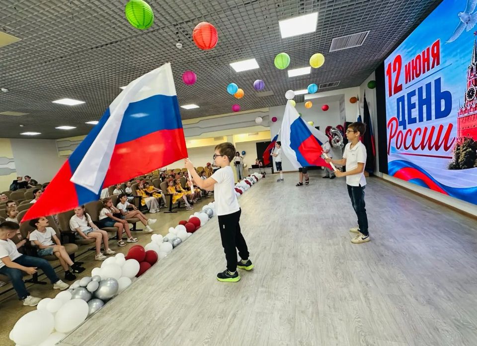 В пришкольном лагере «НЕБОСЕДЫ» прошло торжественное мероприятие, посвящённое Дню России, ежегодно отмечаемому 12 июня В пришкольном лагере «НЕБОСЕДЫ» прошло торжественное мероприятие, посвящённое Дню России, ежегодно отмечаемому 12 июня
