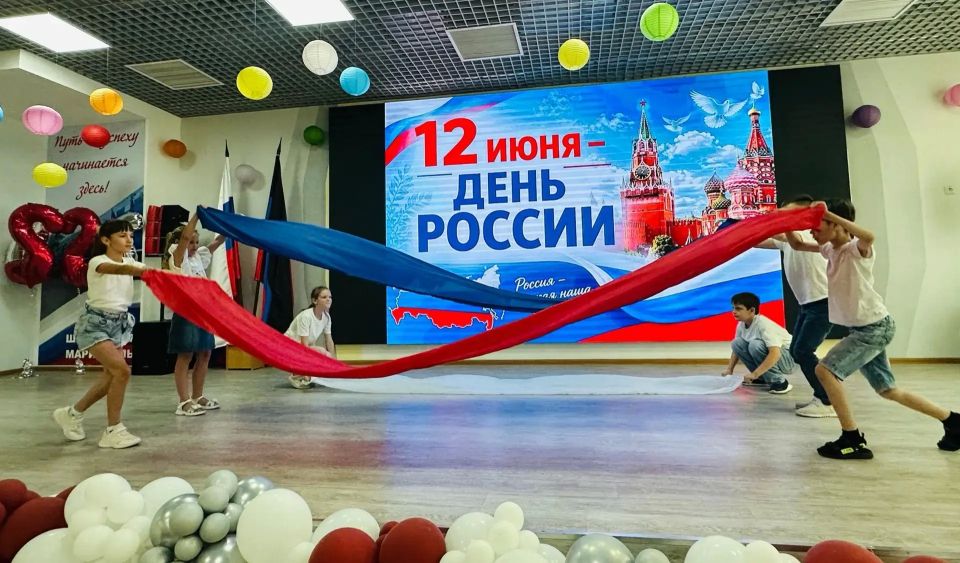 В пришкольном лагере «НЕБОСЕДЫ» прошло торжественное мероприятие, посвящённое Дню России, ежегодно отмечаемому 12 июня В пришкольном лагере «НЕБОСЕДЫ» прошло торжественное мероприятие, посвящённое Дню России, ежегодно отмечаемому 12 июня