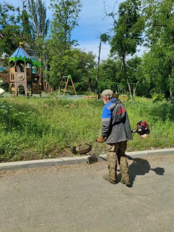 Коммунальщики навели порядок во дворах многоквартирных домов Коммунальщики навели порядок во дворах многоквартирных домов