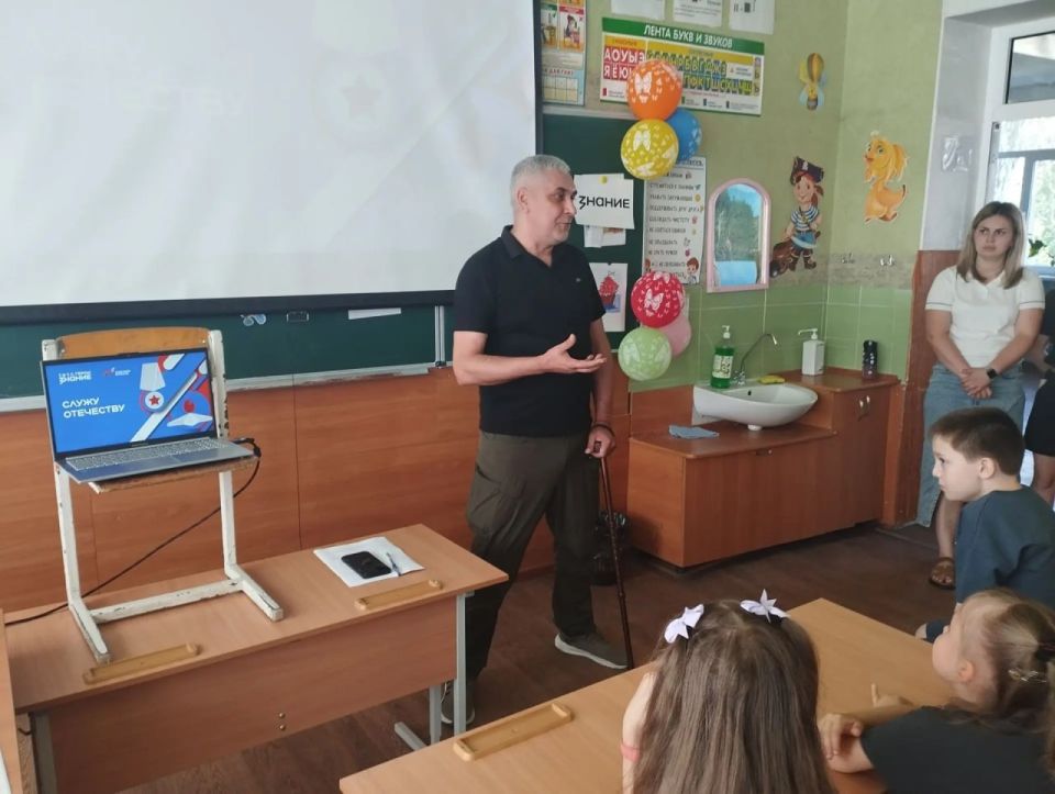 В Донецке в рамках старта проекта «Служу Отечеству» ветеран-защитник Родины провел «Урок мужества» В Донецке в рамках старта проекта «Служу Отечеству» ветеран-защитник Родины провел «Урок мужества»