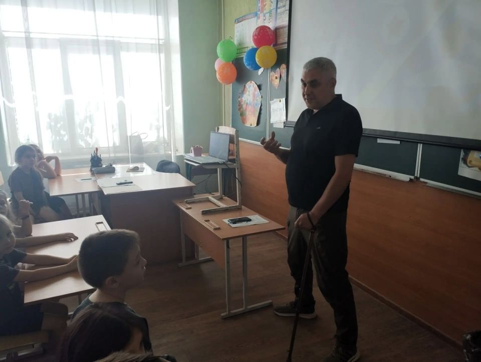 В Донецке в рамках старта проекта «Служу Отечеству» ветеран-защитник Родины провел «Урок мужества» В Донецке в рамках старта проекта «Служу Отечеству» ветеран-защитник Родины провел «Урок мужества»