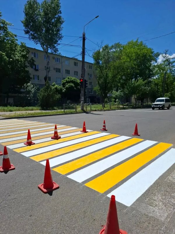 На дорогах Мариуполя специалисты продолжают обновлять разметку На дорогах Мариуполя специалисты продолжают обновлять разметку