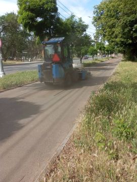 На Приморском бульваре коммунальщики провели уборку тротуаров