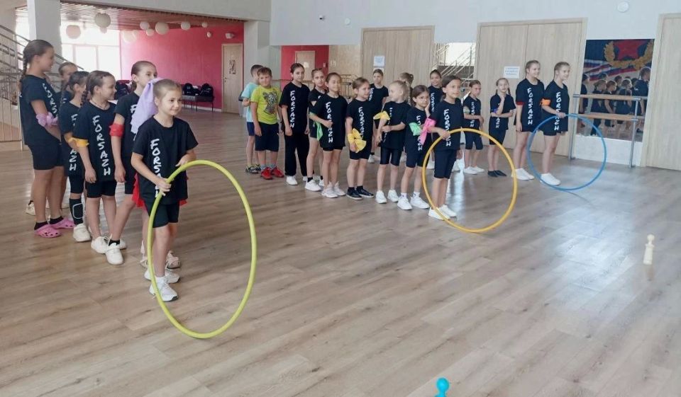 Сегодня на досуговой площадке Мариупольского Дворца детского и юношеского творчества отмечали День радуги Сегодня на досуговой площадке Мариупольского Дворца детского и юношеского творчества отмечали День радуги
