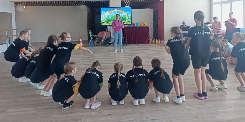 Сегодня на досуговой площадке Мариупольского Дворца детского и юношеского творчества отмечали День радуги Сегодня на досуговой площадке Мариупольского Дворца детского и юношеского творчества отмечали День радуги