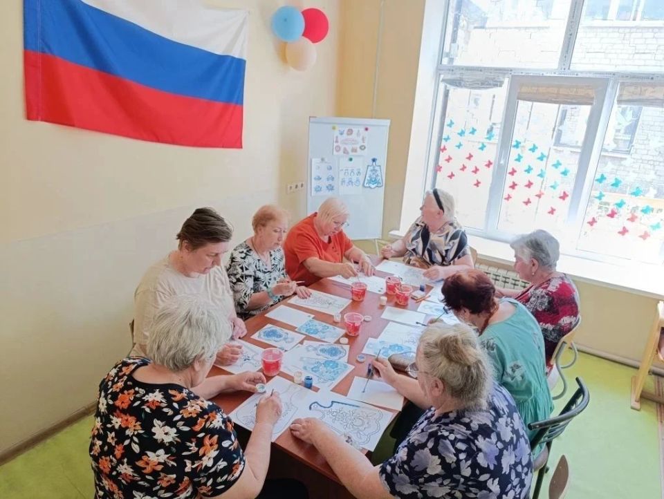 Пожилые мариупольцы обучились технике росписи гжелью Пожилые мариупольцы обучились технике росписи гжелью