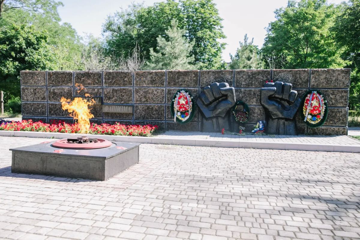 В День памяти и скорби возложили цветы к мемориалу жертвам фашизма В День памяти и скорби возложили цветы к мемориалу жертвам фашизма