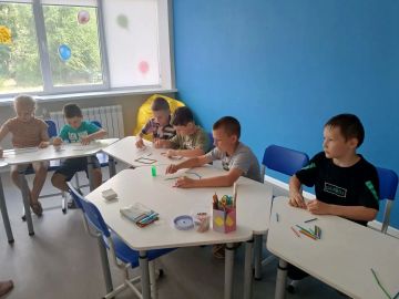 Сегодня дети нашего пришкольного лагеря "Непоседы" отправились в увлекательное путешествие в детский техно-парк "Кванториум"!