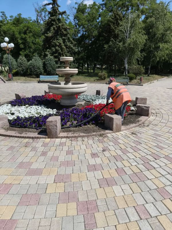 В Мариуполе коммунальщики усилили полив цветников В Мариуполе коммунальщики усилили полив цветников