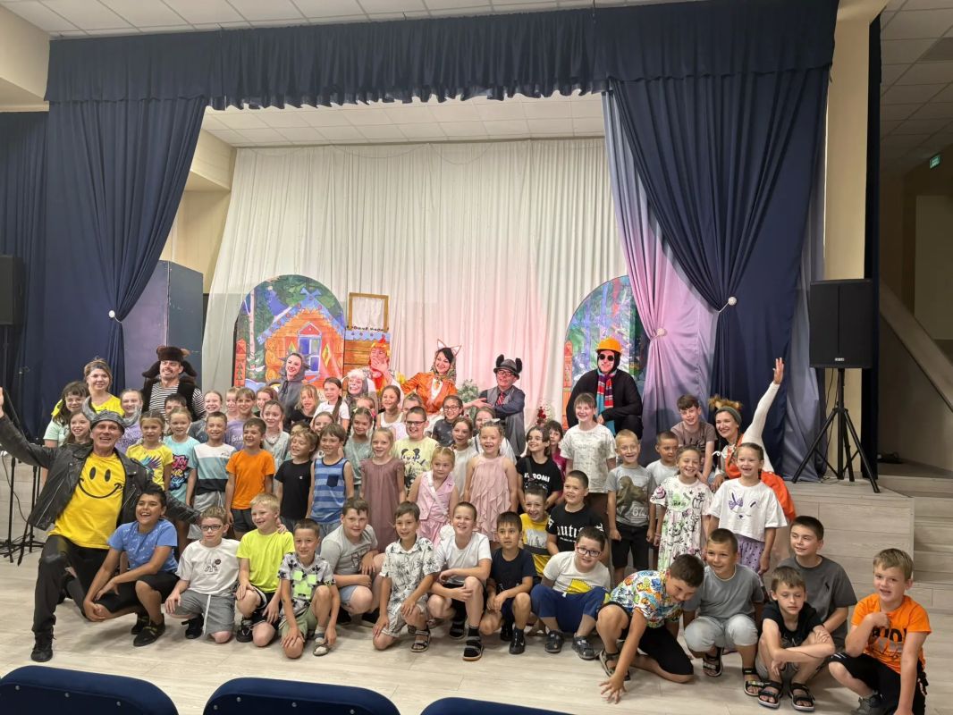 Сегодня в пришкольном лагере "Мечта" ГБОУ СШ № 68 прошёл особенный день — ребята встретились с профессиональными артистами драматического театра!