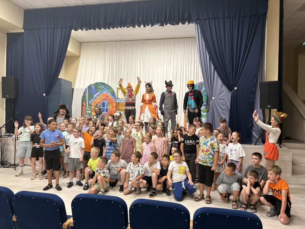 Сегодня в пришкольном лагере "Мечта" ГБОУ СШ № 68 прошёл особенный день — ребята встретились с профессиональными артистами драматического театра! Сегодня в пришкольном лагере "Мечта" ГБОУ СШ № 68 прошёл особенный день — ребята встретились с профессиональными артистами драматического театра!