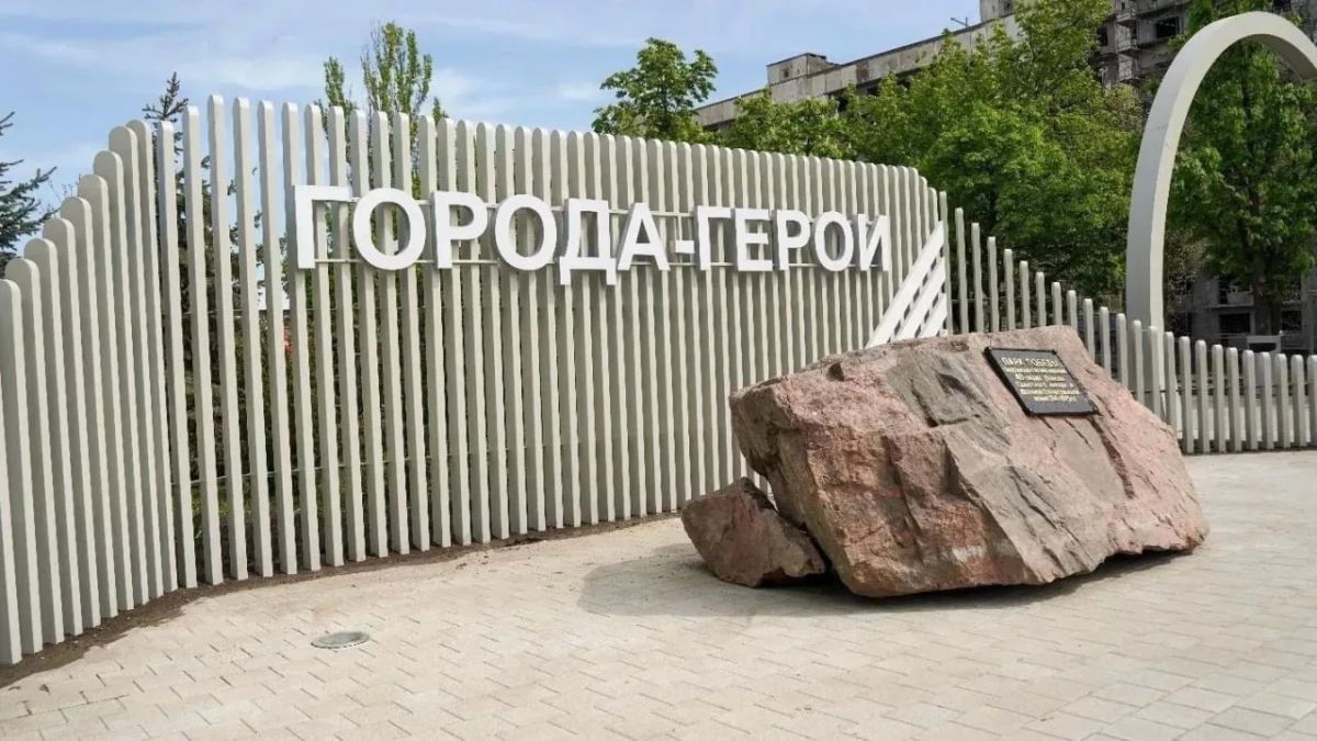 Новая точка притяжения: в Мариуполе благоустроили сквер имени 40-летия Победы Новая точка притяжения: в Мариуполе благоустроили сквер имени 40-летия Победы