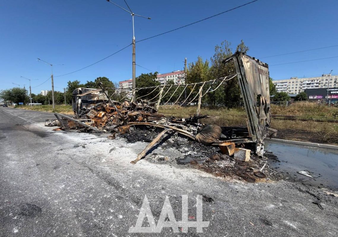 Ещё последствия ночной атаки БПЛА на гражданские фуры в Мариуполе Ещё последствия ночной атаки БПЛА на гражданские фуры в Мариуполе