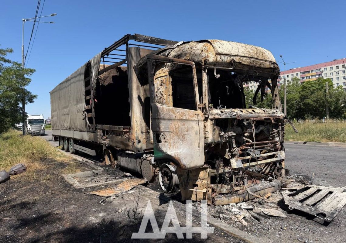 Ещё последствия ночной атаки БПЛА на гражданские фуры в Мариуполе Ещё последствия ночной атаки БПЛА на гражданские фуры в Мариуполе