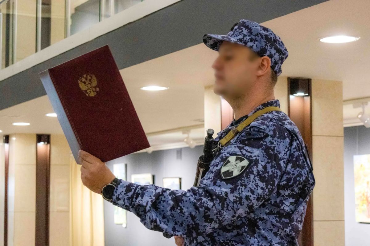 Присягу на верность Российской Федерации дали сотрудники вневедомственной охраны в ДНР Присягу на верность Российской Федерации дали сотрудники вневедомственной охраны в ДНР