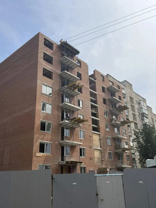 Продолжается восстановление многоквартирных домов, серьёзно пострадавших в ходе боевых действий весной 2022 года Продолжается восстановление многоквартирных домов, серьёзно пострадавших в ходе боевых действий весной 2022 года