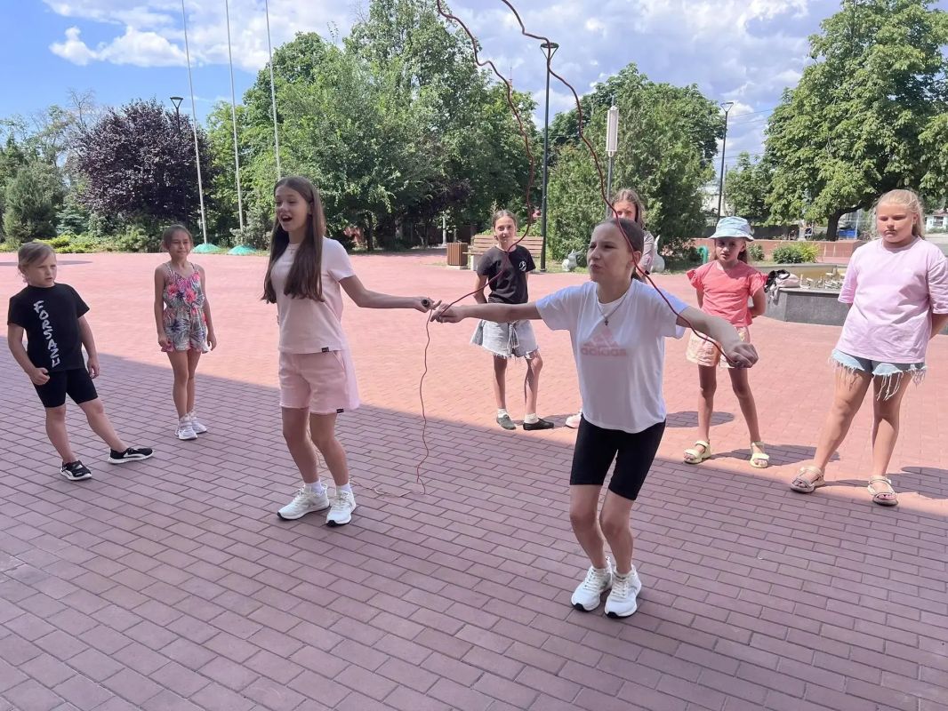 Спортивный марафон.. На досуговой площадке в Мариупольском Дворце детского и юношеского творчества прошёл яркий спортивный марафон, посвящённый Дню Скакалки. Программа объединила не только испытания на скорость и... Спортивный марафон.. На досуговой площадке в Мариупольском Дворце детского и юношеского творчества прошёл яркий спортивный марафон, посвящённый Дню Скакалки. Программа объединила не только испытания на скорость и...