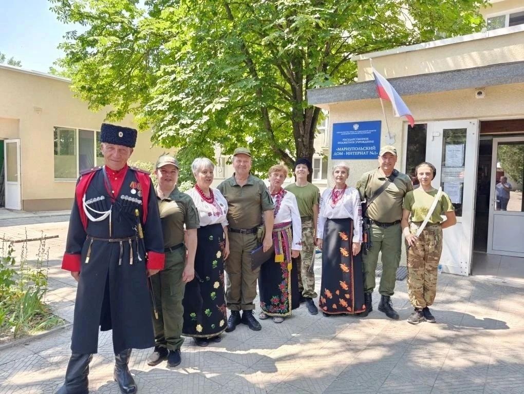 Казаки подарили подопечным Мариупольского дома-интерната № 1 «Ромашковое счастье» Казаки подарили подопечным Мариупольского дома-интерната № 1 «Ромашковое счастье»