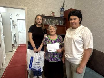 Долгожитель Мариуполя встретила 96-летие в кругу единороссов