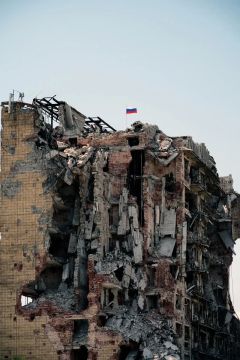 Здание похоже на обтесанную ветром скалу: Когда-то популярная мариупольская гостиница с видом на море и комбинат превратилась в руинированный остов