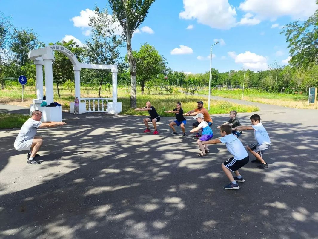 В Приморском парке для мариупольцев провели тренировку по самообороне В Приморском парке для мариупольцев провели тренировку по самообороне