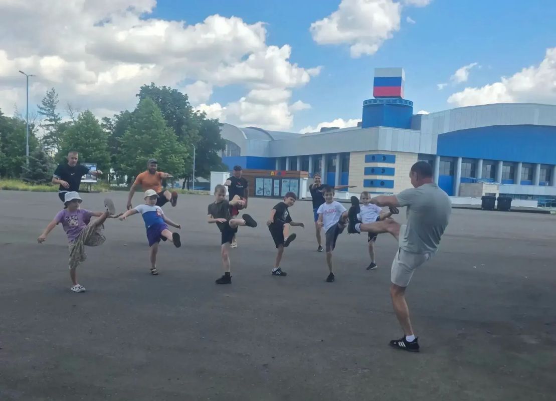 В Приморском парке для мариупольцев провели тренировку по самообороне В Приморском парке для мариупольцев провели тренировку по самообороне