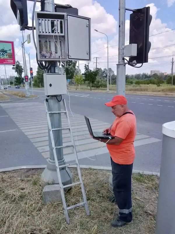 В Мариуполе продолжаются работы по улучшению дорожной инфраструктуры В Мариуполе продолжаются работы по улучшению дорожной инфраструктуры