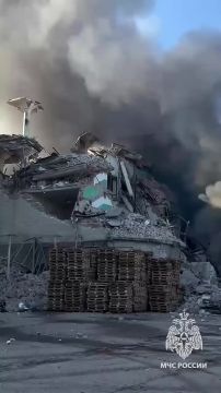 В Горловке сотрудники МЧС России спасли из-под завалов двух человек