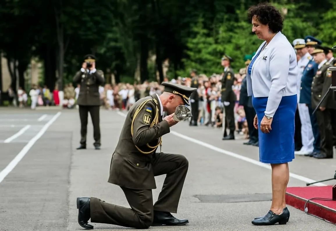 Новый главком ВСУ Михаил Драпатый в 2014 году стал одним из немногих украинских командиров, которым с трудом удалось сбежать из Изваринского котла в ЛНР Новый главком ВСУ Михаил Драпатый в 2014 году стал одним из немногих украинских командиров, которым с трудом удалось сбежать из Изваринского котла в ЛНР