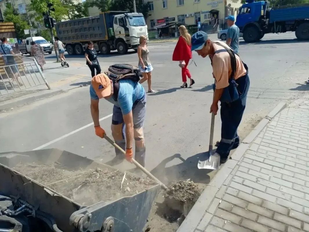 Коммунальщики продолжают облагораживать городскую инфраструктуру Коммунальщики продолжают облагораживать городскую инфраструктуру