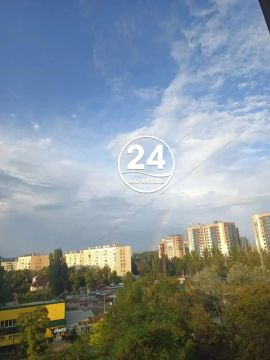 После продолжительного дождя в Мариуполе виднеется радуга