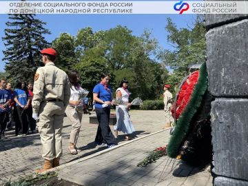Сегодня, в День памяти детей-жертв войны в Донбассе, сотрудники клиентской службы Отделения Социального фонда России по Донецкой Народной Республике в Жовтневом районе Мариуполя почтили память погибших детей
