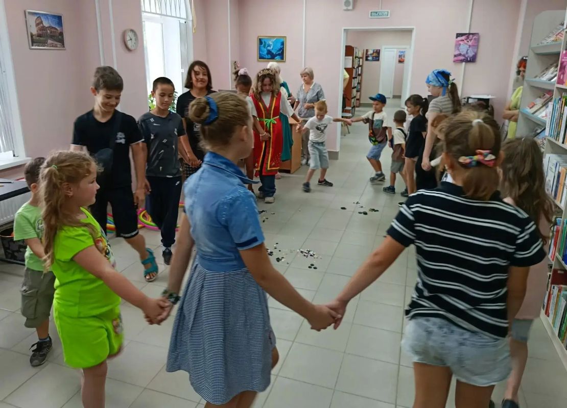 Юные читатели Орджоникидзевского района встретились с любимыми литературными героями Юные читатели Орджоникидзевского района встретились с любимыми литературными героями